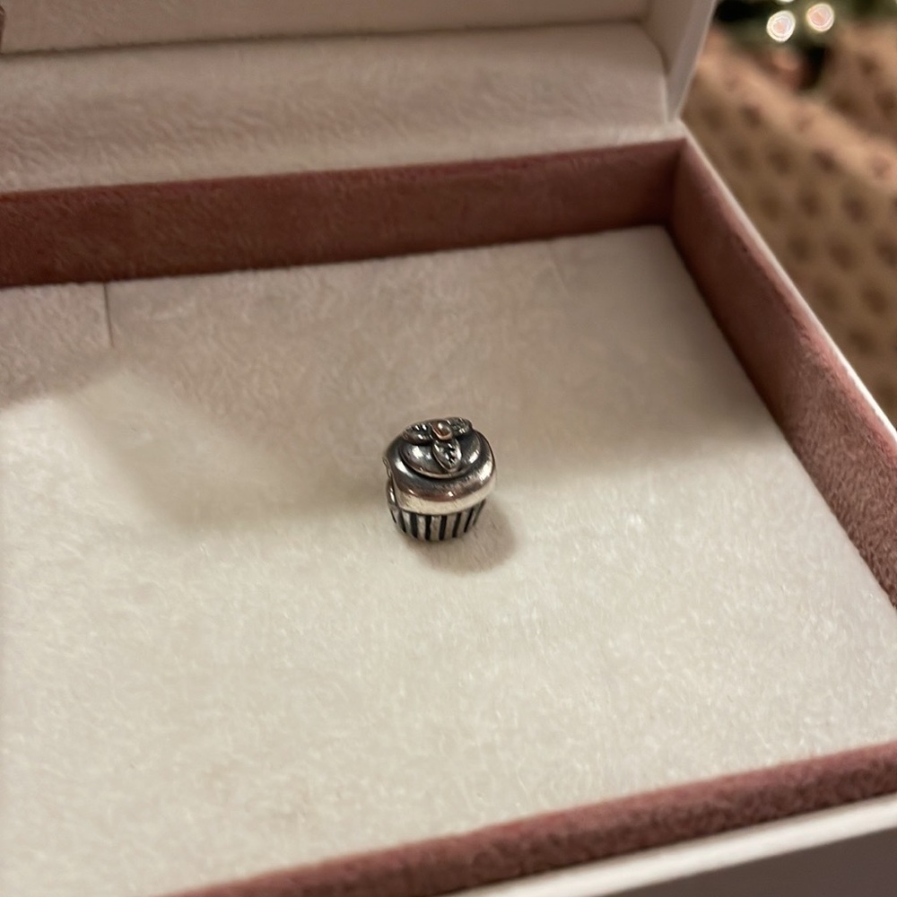 PANDORA CHARM • CUPCAKE